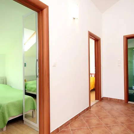 Apartment With A Parking Space Vrboska
