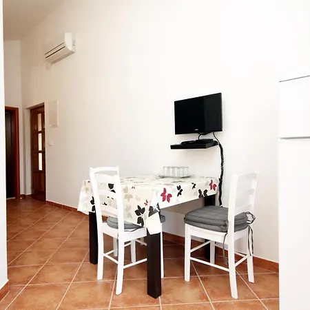 Apartment With A Parking Space Vrboska